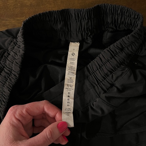 Lululemon Hotty Hot Short II 2.5" Black Sz 6 VT NS 2022 Zip Lined Drawstring - Picture 8 of 16
